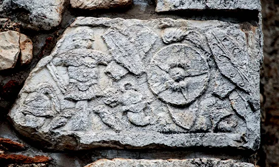 Bassorilievo porta